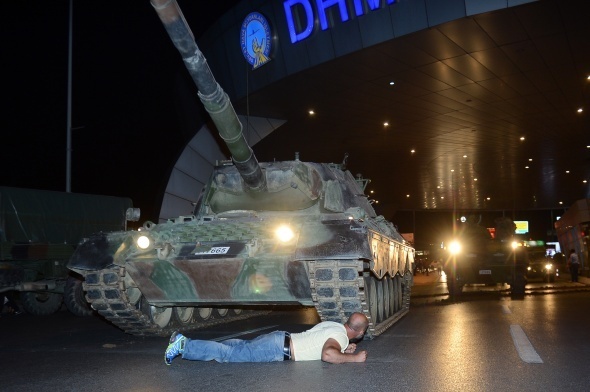 Fetullahçı Terör Örgütü`nün (FETÖ) 15 Temmuz darbe girişimi sırasında Atatürk Havalimanı’ndaki tankları durdurmak için tek başına uğraş veren vatandaş, hareket halindeki tankın paletlerinin altına yatmıştı.