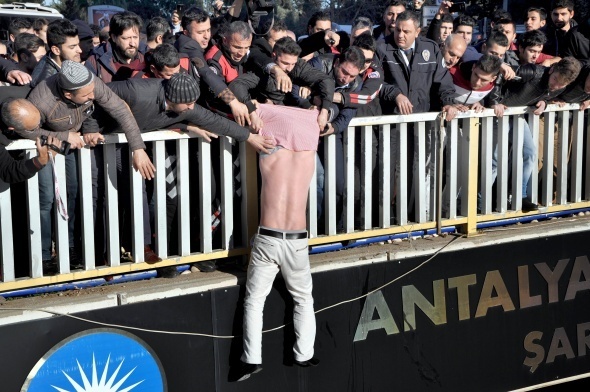 Antalya’da 52 bin TL borcu olduğunu iddia eden adam, üst geçide çıkarak intihar girişiminde bulundu. Adamın dalgınlığından faydalanan vatandaşlar, polis ekiplerinin yardımı ile adamın kolundan yakalayarak yukarı çekti.