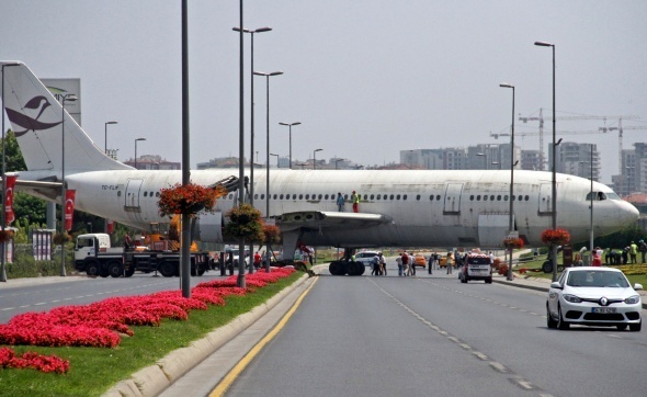 Atatürk Havalimanı’ndan restoran yapılmak üzere vinç yardımıyla çıkartılan hurda uçak, trafikte ilginç görüntü oluşturdu.