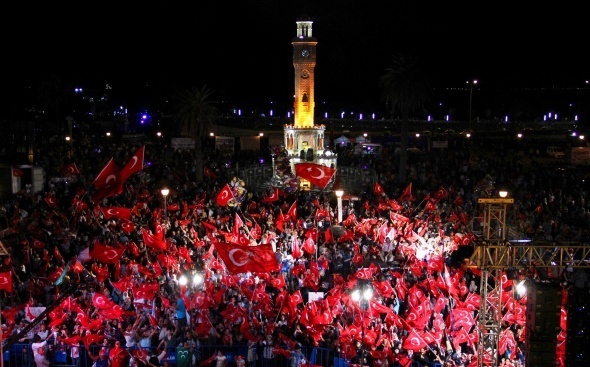 İzmir’de Konak Meydanı’nda toplanan vatandaşlar, Fetullahçı Terör Örgütü`nün (FETÖ) 15 Temmuz darbe girişimini protesto ederek günlerce ‘’demokrasi nöbeti’’ne devam etti.
