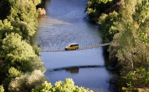 Tunceli’nin Ovacık ilçesinde yıllardır yayaların kullandığı Munzur Nehri üzerindeki asma köprünün, araç geçişi için de kullanılması ilginç görüntüler oluşturuyor.