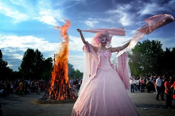 Edirne’de her yıl 5-6 Mayıs tarihlerinde kutlanan Kakava Şenlikleri, bu yıl da yakılan ateşle başladı.