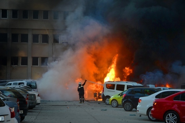 Adana Valiliği’ndeki otoparkta bomba yüklü araç patladı. Meydana gelen patlaması sonucu valilik ve çevre iş yerlerindeki binalar zarar gördü