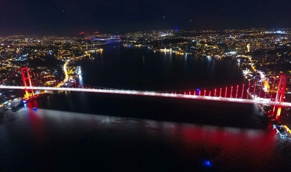 Asya ve Avrupa’yı birbirine bağlayan İstanbul’un 3 köprüsü aynı karede havadan görüntülendi.