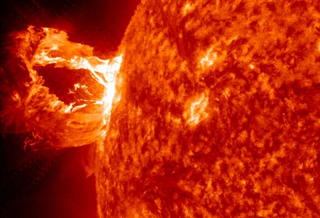 Güneş 60 milyon ton maddeyi uzaya fırlatıyor