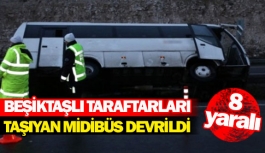 Beşiktaşlı taraftarları taşıyan midibüs devrildi