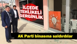 İlçede tehlikeli gerginlik! AK Parti binasına saldırdılar! 