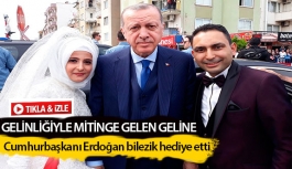 Gelinliğiyle mitinge gelen geline Cumhurbaşkanı Erdoğan bilezik hediye etti 