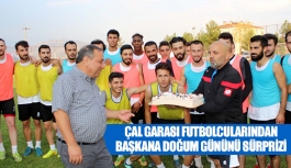 Çal Garası futbolcularından başkana doğum gününü sürprizi