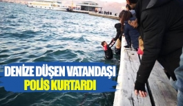 Denize düşen vatandaşı polis kurtardı 