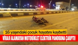 Virajı alamayan motosiklet elektrik panosuna çarptı!