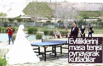 Evliliklerini masa tenisi oynayarak kutladılar