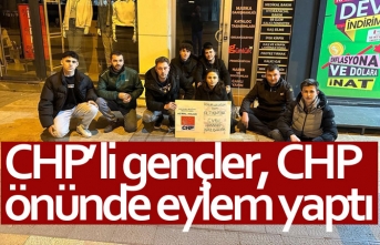 CHP’li gençler CHP önünde eylem yaptı!