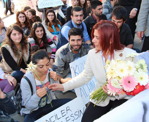 Eylemci öğrencileri çiçekle karşıladı