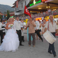 Turistlerden Türk Usulü düğün