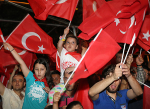 Pamukkale belediyesi 10 bin Türk bayrağı dağıttı