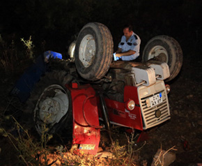 Otomobil traktörle çarpıştı: 1 ölü