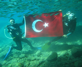 Atatürk’ü denizin altında andılar