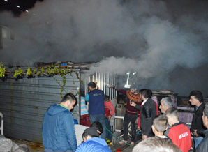Patlayan elektrik trafosu evi yaktı