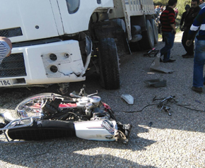 İki motosiklet kamyona çarptı 2 ölü 1 yaralı