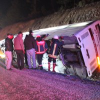 Servis otobüsü kaza yaptı : 1 ölü 40 yaralı