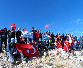 Cumhuriyet için Honaz Dağı’nda Türk bayrağı açtılar