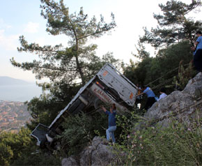 Freni boşalan kamyon kayalıklara uçtu
