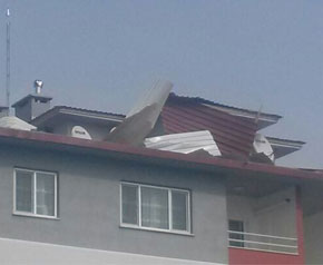 Şiddetli rüzgar binaların çatılarını uçurdu