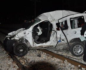 Otomobil trene çarptı: 2 ölü