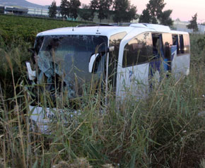 Yolcu otobüsü devrildi, 46 yaralı