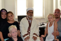 Camide okunan Kuran-ı Kerim;i dinleyen aile Müslüman oldu