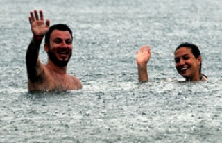 Denizdeki turistlere yağmur sürprizi