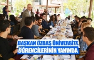 Başkan Özbaş üniversite öğrencilerinin yanında