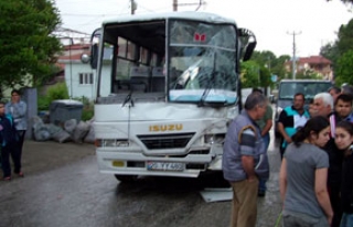 Halk otobüsüyle işçi servisi çarpıştı; 9 yaralı