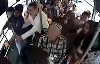 Halk otobüsünde kanlı kavga