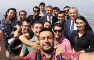 Bin 100 metreden gazeteci selfiesi