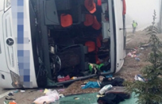Yolcu otobüsü devrildi 2 ölü 23 yaralı