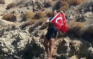Yunan Adası’nda Türk Bayrağı açtı