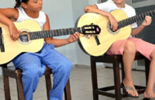 Öğrencilere ücretsiz gitar kursu