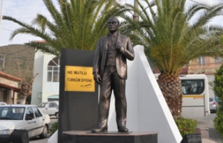 Atatürk heykeli yenilendi