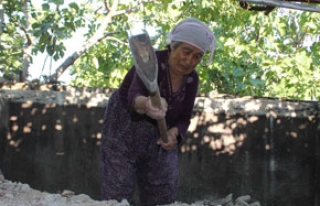79 yaşındaki Saliha Nine gençlere taş çıkartıyor