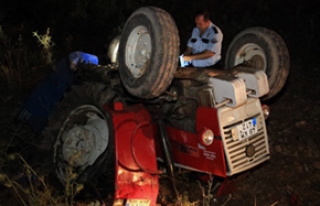Otomobil traktörle çarpıştı: 1 ölü