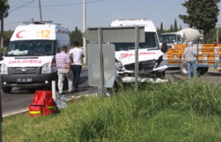 Ambulans traktörle çarpıştı: 1 ölü 2 yaralı