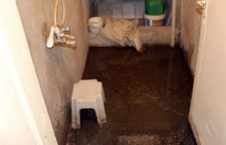 Kanalizasyon bir aileyi evsiz bıraktı
