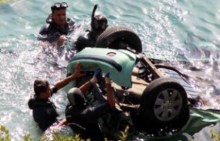Denize uçan araç sürücüsü hayatını kaybetti