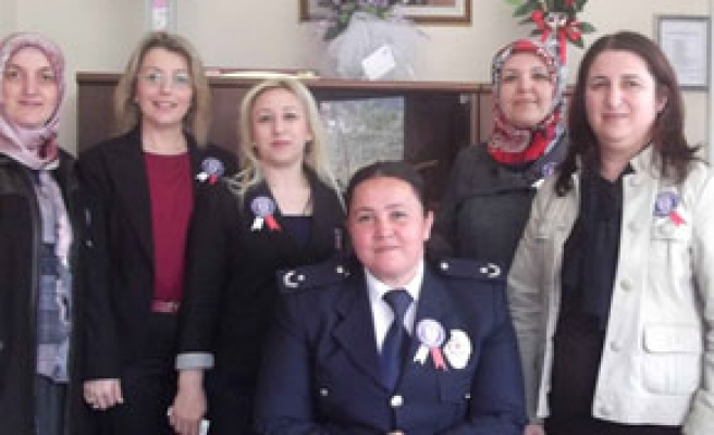 Ak Partili kadınlardan polislere ziyaret
