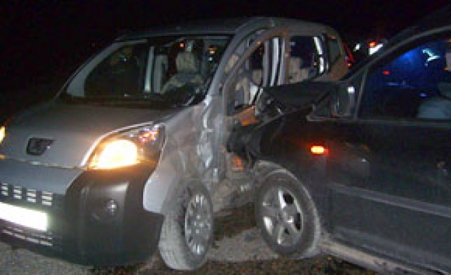 Ticari araçlar kaza yaptı, 3 yaralı