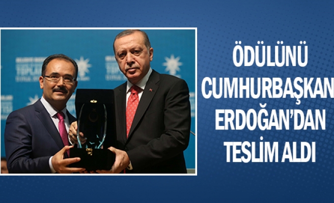 Ödülünü Cumhurbaşkanı Erdoğan’dan teslim aldı