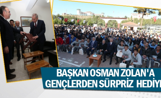 Başkan Osman Zolan'a gençlerden sürpriz  hediye
