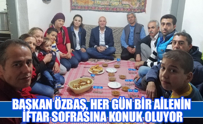 Başkan Özbaş, her gün bir ailenin iftar sofrasına konuk oluyor